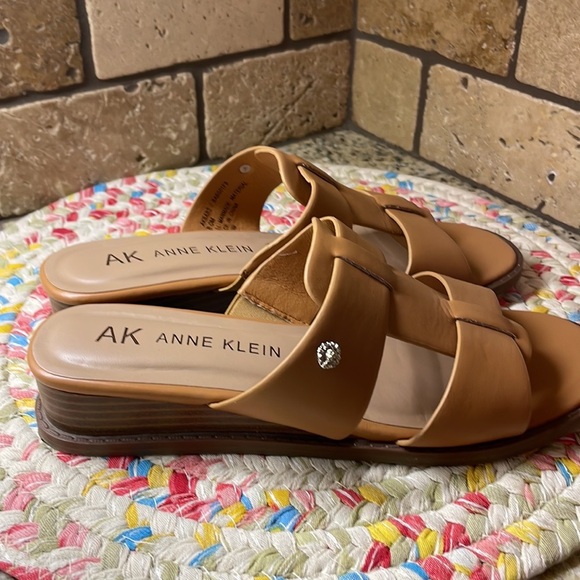 Anne Klein Tan leather slide sandal ( like brand new) Size 8 Med - Picture 7 of 7